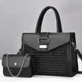 Set borsa nera chic con trama intrecciata e fibbia dorata su sfondo neutro da studio - Nero