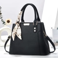 Borsa a mano classica in pelle nera con elegante foulard in seta e tracolla - Nero
