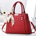 Elegante borsa a mano rossa in pelle grana litchi con finiture dorate e foulard - Rosso Vino