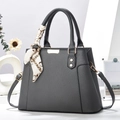 Sac à main en cuir gris foncé avec plaque dorée et foulard en soie décoratif élégant - Gris