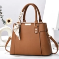 Borsa a mano classica in pelle marrone con foulard decorativo e tracolla regolabile in tinta - Giallo Terra
