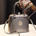 Borsa a mano argento metallizzato con strass e dettaglio emblema testa di animale - Grigio