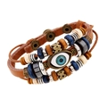 Mehrlagiges Lederarmband in Braun mit blauem Evil Eye Anhänger und Ethno-Perlen - Hellbraun / Druckknopf-Stil