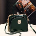 Borsa a mano in vernice verde scuro con logo leopardo oro e pomello in strass - Verde