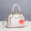 Glänzende Muschel-Umhängetasche aus Lackleder mit Kristallschließe und Rosendekor - Beige