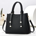 Borsa a tracolla nera alla moda con trama in legno verticale e dettagli in oro - Nero