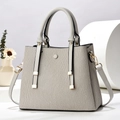 Borsa a mano intrecciata minimalista grigio chiaro con pieghe verticali e dettagli dorati - Grigio