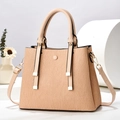 Elegante borsa a mano albicocca plissettata con dettagli dorati e tracolla - Cachi