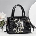 Bolso elegante negro textura cocodrilo con estampado serpiente y detalles dorados en blanco - Negro
