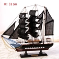Modello di nave pirata in legno da 31cm con vele nere ed emblema del teschio - Nave Pirata Altezza 31cm M1423
