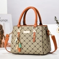 Sac à bandoulière monogramme pour femme avec poignées en cuir et breloque à pompon tendance - Khaki Avec Jaune