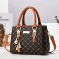 Sac bandoulière monogramme marron avec poignées en cuir orange et breloque à pompons - Café et Jaune