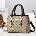 Sac cabas vintage monogramme avec finitions dorées et breloque à pompons colorés - Khaki & Café