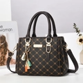 Sac bandoulière vintage marron avec motif monogramme XEX et pompon coloré - café