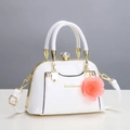 Elegante weiße Lackleder-Handtasche mit rosa 3D-Rose und goldenen Beschlägen - Weiß