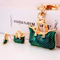 Portachiavi creativo con borsa verde, strass bianchi e ciondolo scarpa con tacco - Verde