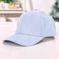 Detailansicht einer hellblauen Wildleder-Baseballkappe mit feiner Stoffstruktur. - Hellblau