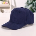 Detailansicht der marineblauen Wildleder-Baseballkappe mit Sechs-Panel-Struktur und Schirm - Blau