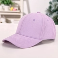 Detailansicht der fliederfarbenen Wildleder-Baseballkappe mit feiner, samtiger Textur - Lila