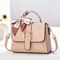 Elegante borsa in pelle beige con fibbia dorata e foulard di seta sul manico - Cachi Chiaro