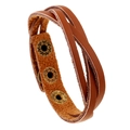 Bracciale in pelle intrecciata marrone con tre bottoni automatici su sfondo bianco - Giallo Terra