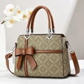 Elegante borsa monogramma kaki con fiocco in pelle marrone e dettagli a cuore - Monogramma Kaki (Stile 2)