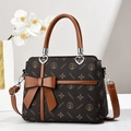 Sac bandoulière OUMIFEI marron foncé avec nœud caramel et motif logo imprimé - Marron Foncé Caramel Monogramme (Style 3)
