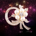 Elegant gold flower brooch featuring five white pearls and sparkling rhinestone accents - xz4009 Five Pearl Flower