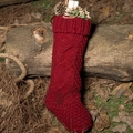 Calcetín navideño rojo de punto trenzado con adornos sobre fondo rústico de pino y madera - Pequeño / Fucsia