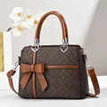 Sac bandoulière rétro monogramme marron avec nœud en cuir et boucle en cœur - Café Marron Monogramme (Style 4)