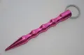 Détail du porte-clés tactique rose avec poignée ergonomique et pointe conique en aluminium - Tête Pointue Rose Rouge