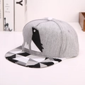 Cappellino snapback grigio con grafica di uccello e motivo geometrico sulla visiera - Stile Uccello Geometrico / Uccello Grigio
