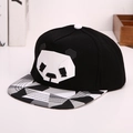 Dettaglio della toppa geometrica a forma di panda su un cappello snapback hip-hop nero - Stile Panda Geometrico / Panda Nero