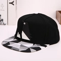 Cappellino da baseball nero con visiera piatta, patch uccello e motivo geometrico - Stile Uccello Geometrico / Uccello Nero