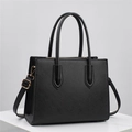 Borsa a mano classica in pelle Saffiano nera con finiture dorate su marmo bianco - Nero