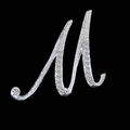 Silberne Brosche Buchstabe M mit funkelnden Kristallen auf schwarzem Hintergrund - M / Silber