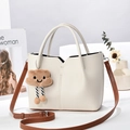 Bolso tote minimalista de cuero blanco con correa marrón y colgante de nube - 23cm x 10cm x 18cm / Blanco Roto