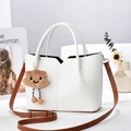 Bolso tote de cuero blanco con correas marrones y un colgante de nube de felpa suave - 23cm x 10cm x 18cm / Blanco
