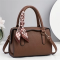 Braune Handtasche aus Leder mit Litschimuster, Faltenstruktur und dekorativem Seidentuch - Kaffeebraun