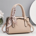 Beige Damenhandtasche mit vertikalen Streifen, Seidenschal und Golddetails - Aprikose