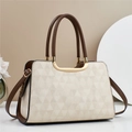 Dames handtas in crème en bruin met geometrische textuur en gouden accenten vanuit zijaanzicht - Beige