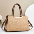 Elegante beige handtas met geometrisch reliëfpatroon en donkerbruine handvatten - Khaki