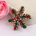 Détail macro d'une broche flocon de neige de Noël avec cristaux colorés et finition or antique - Flocon de Neige Strass / Or KC Antique