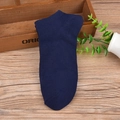 Calzini bassi da uomo in cotone blu scuro con bordo a costine su sfondo in legno scuro - Taglia unica / Blu navy