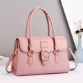 Detail van roze patchwork handtas met gouden strass gesp en afneembare schouderriem - Roze