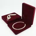 Parure de bijoux en perles blanches dans des écrins en velours bordeaux - Boîte à collier ovale 19*24*4CM / Bordeaux