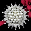 Elegante broche de girasol con perlas blancas y pétalos plateados sobre cinta de seda - Blanco Plateado (C001-A)