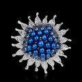 Sonnenblumen-Brosche aus Legierung mit blauen Perlen und silbernen Blütenblättern - Königsblau (AA072-B)
