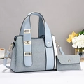 Set di borse a mano azzurre con trama intrecciata e finiture metalliche dorate eleganti - Blu