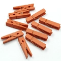 Set di 10 mollette in legno arancione con trama naturale e molle metalliche decorative - Arancione